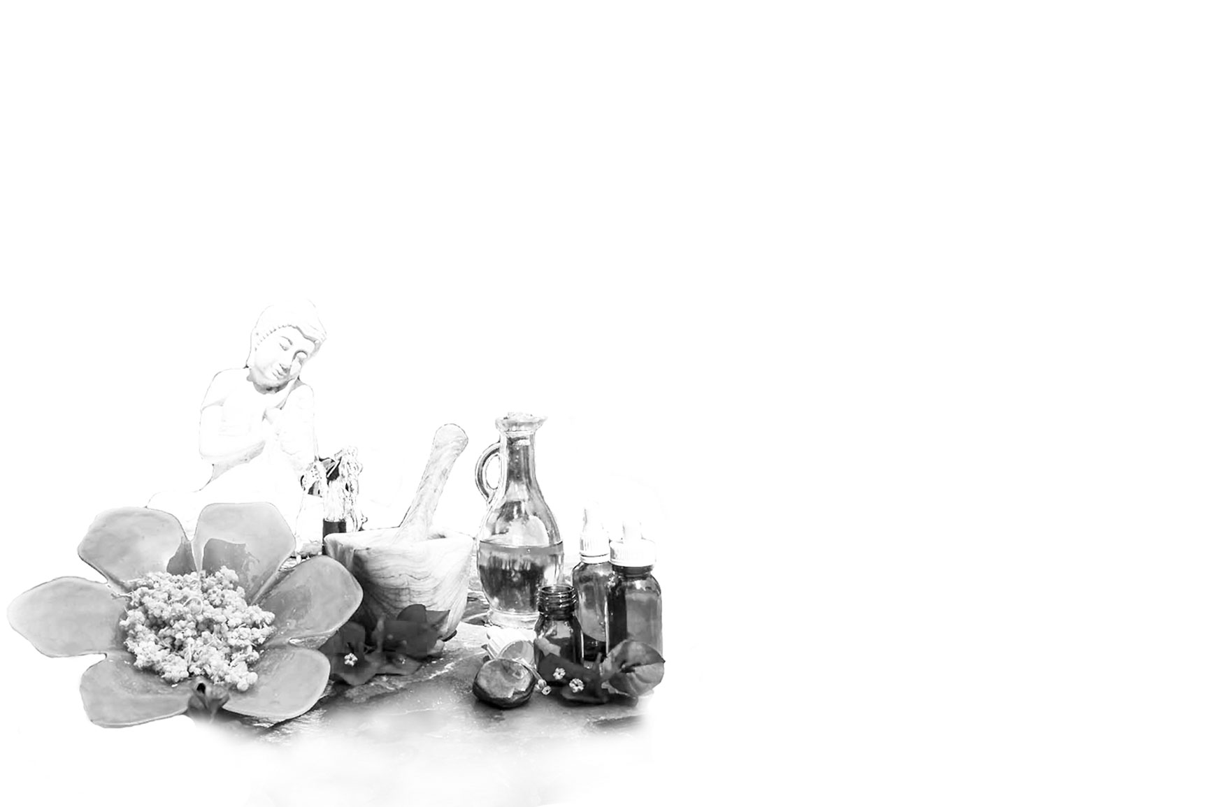 Composición original de Madreselva con flores, frascos y figura decorativa